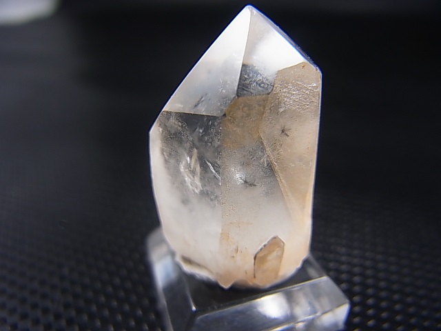 画像: マダガスカル産ホーランダイトインキャンドルクオーツ（錐面研磨） 8.1g