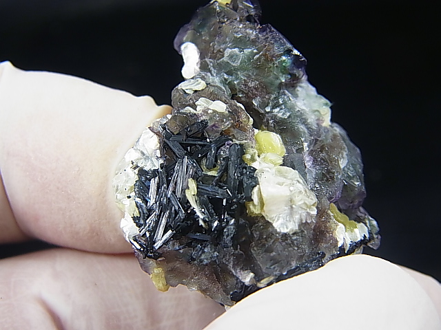 画像: ナミビア・エロンゴ産フローライト＆ショール＆モスコバイト原石 19.5g