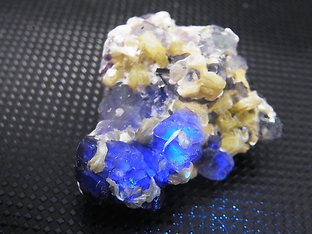 画像: ナミビア・エロンゴ産フローライト＆ショール＆モスコバイト原石 19.5g