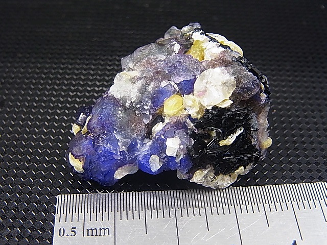 画像: ナミビア・エロンゴ産フローライト＆ショール＆モスコバイト原石 19.5g