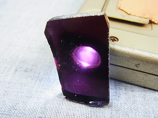 画像: 飯盛ラボストーン（IL-stone）「アメジストバイオレットカラー」ガラス原石 37.0カラット