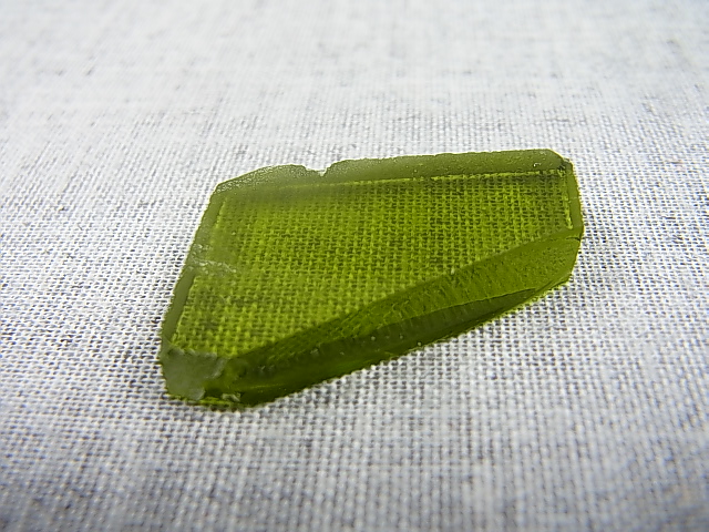 画像: 飯盛ラボストーン（IL-stone）「レアカラー：ペリドットカラー」ガラス原石 25.4カラット