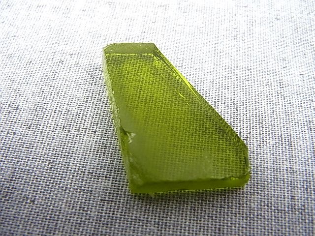 画像: 飯盛ラボストーン（IL-stone）「レアカラー：ペリドットカラー」ガラス原石 25.4カラット