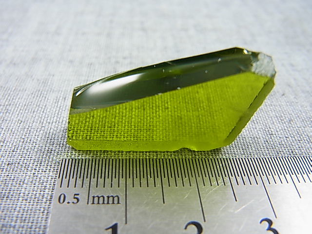 画像: 飯盛ラボストーン（IL-stone）「レアカラー：ペリドットカラー」ガラス原石 25.4カラット