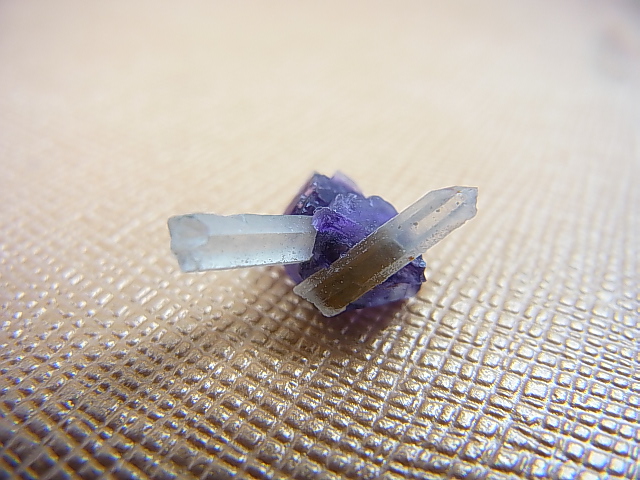 画像: ドイツ・ザクセン州産フローライト（水晶付き） 0.6g