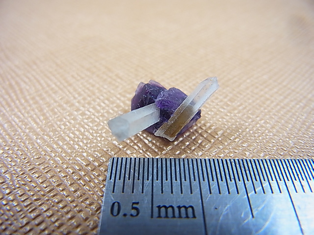 画像: ドイツ・ザクセン州産フローライト（水晶付き） 0.6g