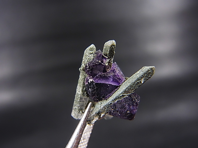 画像: ドイツ・ザクセン州産フローライト（クローライト入り水晶付き） 1.5g