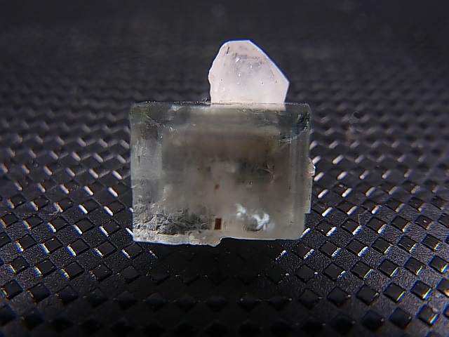 画像: フランス・ピュイドドーム産フローライト原石（水晶付き） 1.6g