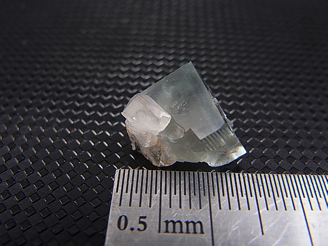 画像: フランス・ピュイドドーム産フローライト原石（水晶付き） 1.6g