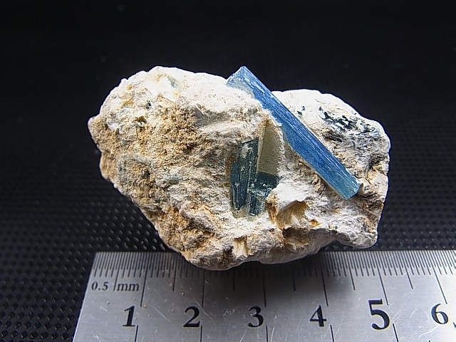 画像: ベトナム・タインホア産宝石品質アクアマリン付きカオリナイト 29.5g