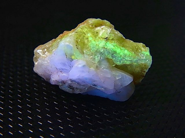 天然  稀少 国産  北海道然別産 然別オパール 蛍光オパール 原石 鉱物 最高品質蛍光オパール 北海道然別湖西方産 ｜石の販売専門店