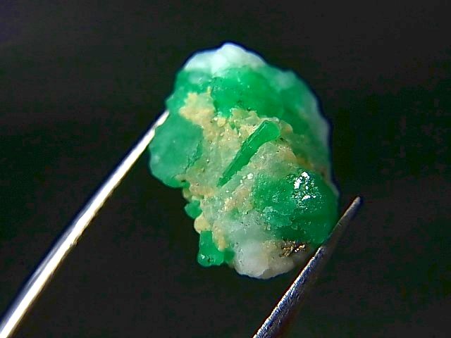 画像: コロンビア・ムゾー鉱山産エメラルド原石（パイライト付き） 9.5カラット