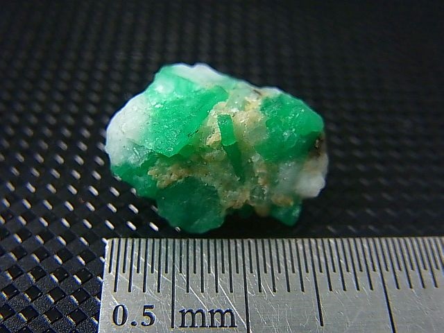 画像: コロンビア・ムゾー鉱山産エメラルド原石（パイライト付き） 9.5カラット
