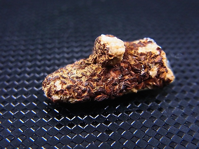 画像: ドイツ・ザクセン州産クローライト入りグリーン水晶（シデライト付着） 2.1g