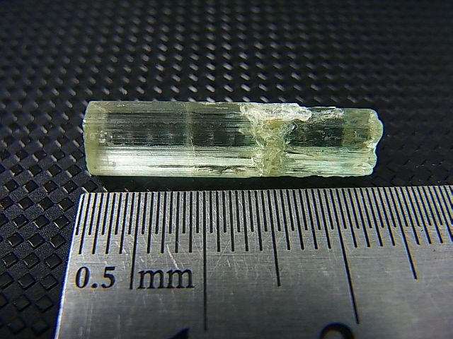 画像: ロシア・ザバイカル産イエローベリル原石 7.6カラット