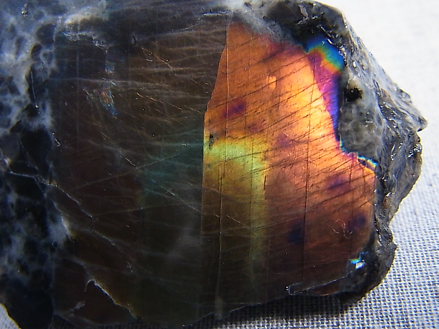 画像: フィンランド・ユレマー産スペクトロライト（パープルヴィオラミックス）原石ブロック（1面研磨/セパレート反射） 102.9g