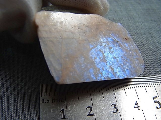 画像: ロシア産ベロモライト（ロシアンブルームーンストーン）原石 42.8g