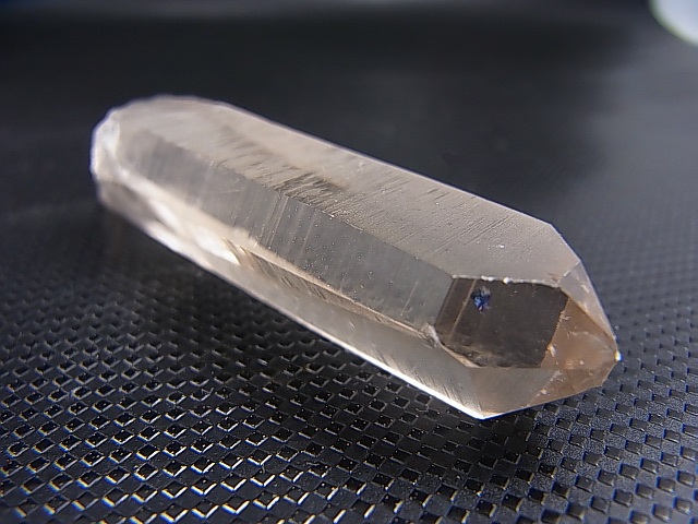 画像: ノルウェー産ライトスモーキー水晶ポイント（アナテースインクルージョン） 22.8g