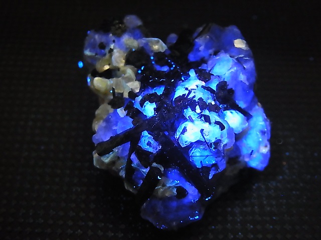 画像: ナミビア・エロンゴ産フローライト＆ショール＆モスコバイト原石 31.0g