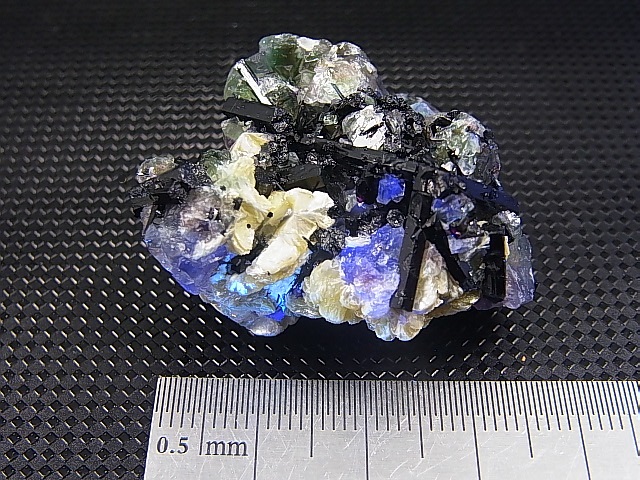 画像: ナミビア・エロンゴ産フローライト＆ショール＆モスコバイト原石 31.0g