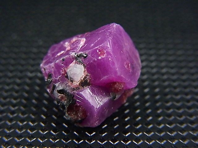 画像: ロシア・北ウラル産コランダム（ルビー）原石 21.8カラット