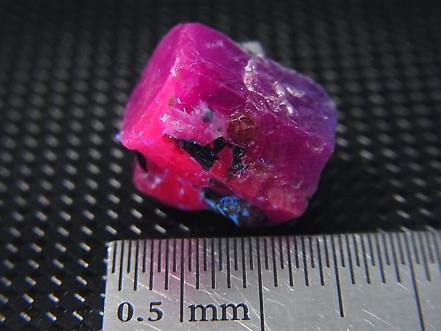 画像: ロシア・北ウラル産コランダム（ルビー）原石 21.8カラット