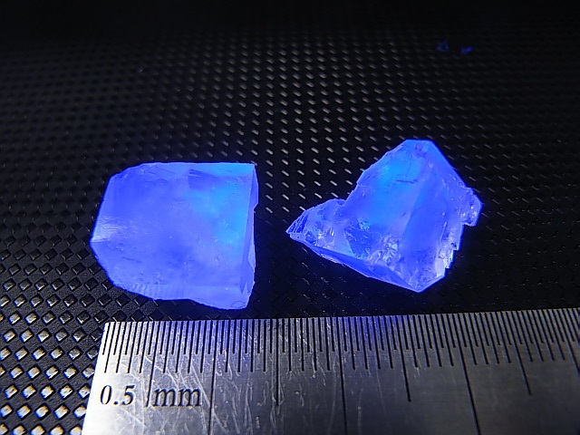 画像: フランス・ピュイドドーム産フローライト原石 2点セット トータル 5.0g