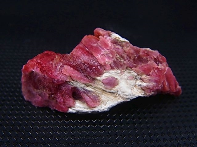 画像1: ブラジル産ヴィヴィッドレッドロードナイト原石 15.8g