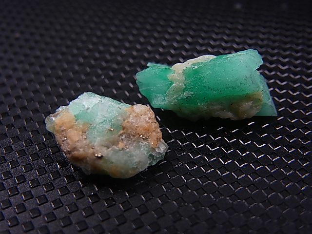 画像: コロンビア・ムゾー鉱山産エメラルド原石（1点パイライト付き） 2点セット トータル 9.3カラット