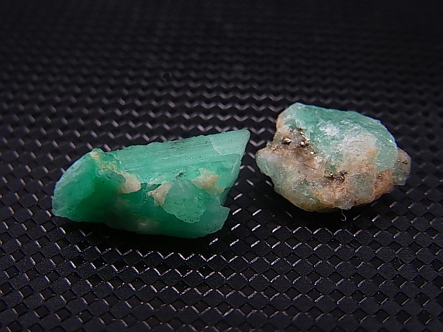 画像: コロンビア・ムゾー鉱山産エメラルド原石（1点パイライト付き） 2点セット トータル 9.3カラット