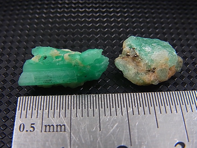 画像: コロンビア・ムゾー鉱山産エメラルド原石（1点パイライト付き） 2点セット トータル 9.3カラット