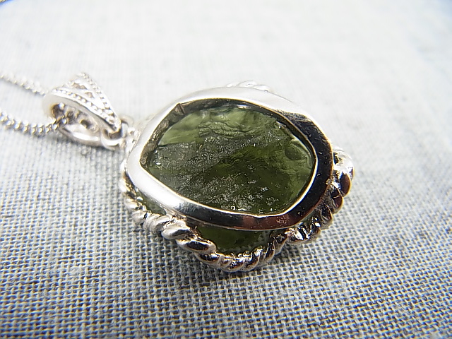 画像: チェコ産モルダバイトSA原石シルバー枠ペンダント（鑑別カード/サービスチェーン付き） 4.5g