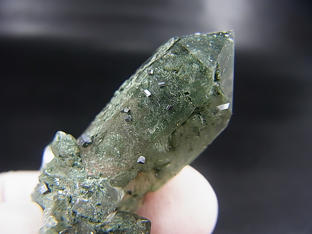 画像: インド・マニハール産グリーン水晶（連晶/アナテース・アーカンサイト付き） 17.0g