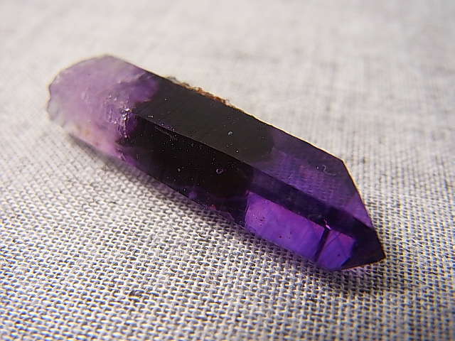 画像: ナミビア産ブランドバーグアメジストポイント（マゼンタカラー/ドゥルージ水晶付き） 4.5g