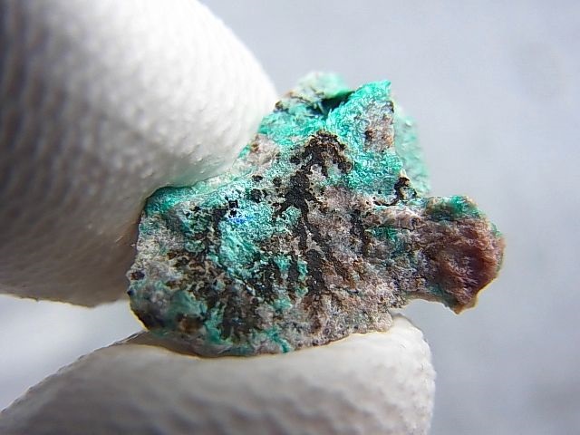 画像: アメリカ・アリゾナ産アホイト原石 0.7g