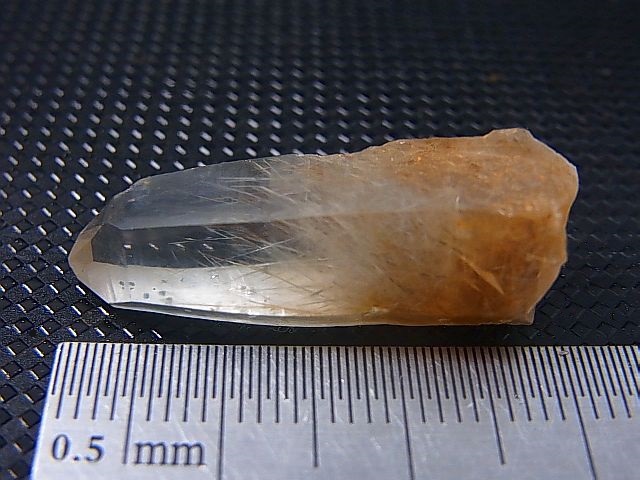 画像: 川上村産角閃石入り水晶ポイント 4.6g