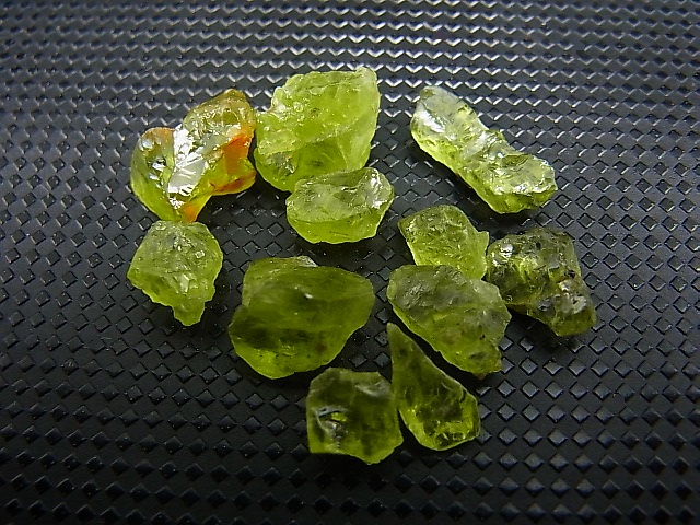 画像1: ベトナム・ザライ産ペリドット原石 11点セット トータル 25.6カラット