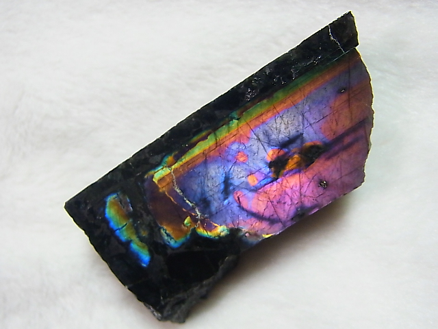 画像: フィンランド・ユレマー産スペクトロライト（パープルヴィオラミックス＆シルバー）原石ブロック（2面研磨） 87.8g