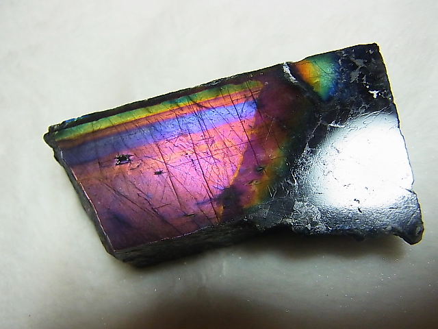 画像: フィンランド・ユレマー産スペクトロライト（パープルヴィオラミックス＆シルバー）原石ブロック（2面研磨） 87.8g