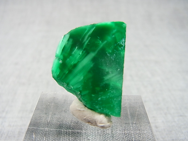 画像: ヴィクトリアストーン（飯盛ラボストーンIL-stone）エメラルドグリーン原石 12.7カラット