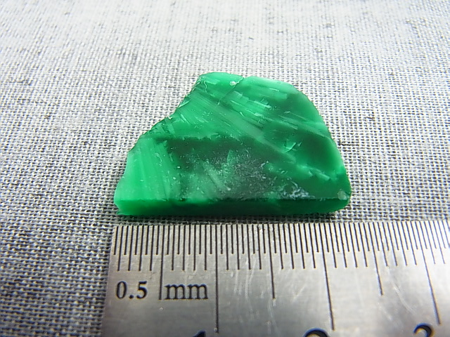 画像: ヴィクトリアストーン（飯盛ラボストーンIL-stone）エメラルドグリーン原石 12.7カラット