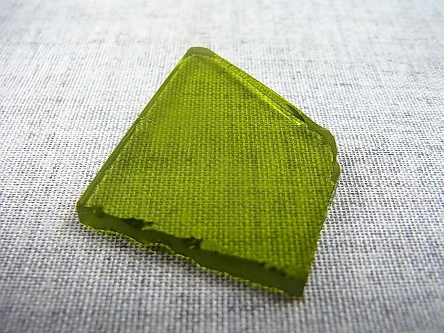 画像: 飯盛ラボストーン（IL-stone）「レアカラー：ペリドットカラー」ガラス原石 38.8カラット