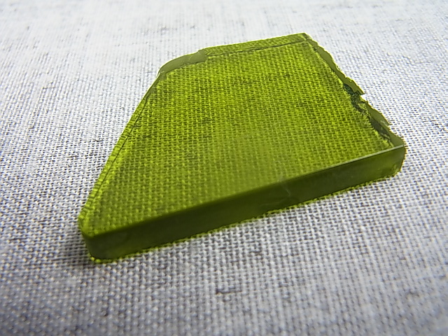 画像: 飯盛ラボストーン（IL-stone）「レアカラー：ペリドットカラー」ガラス原石 38.8カラット