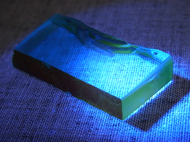 画像: 飯盛ラボストーン（IL-stone）「レアカラー：ブルートパーズカラー」（イエロー蛍光）ガラス原石 72.1カラット