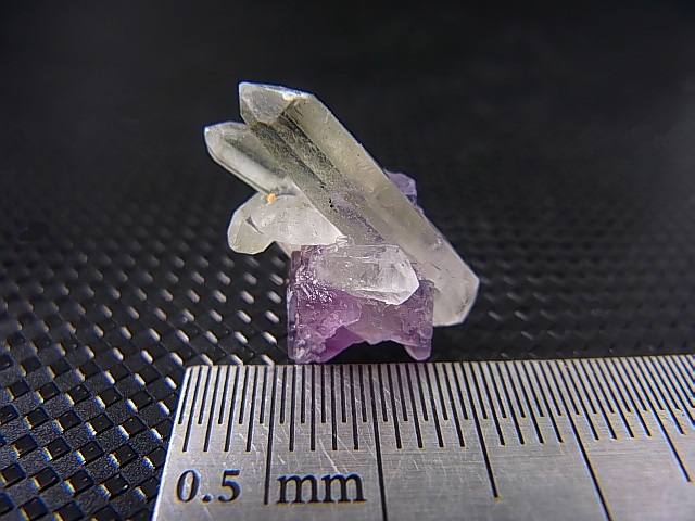 ドイツ・ザクセン州産フローライト付き水晶ポイント 1.5g