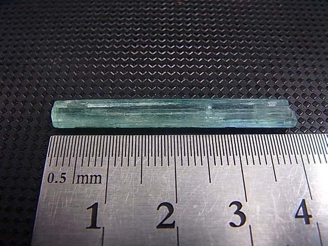 画像: ロシア・ザバイカル産アクアマリン柱状結晶原石 6.8カラット