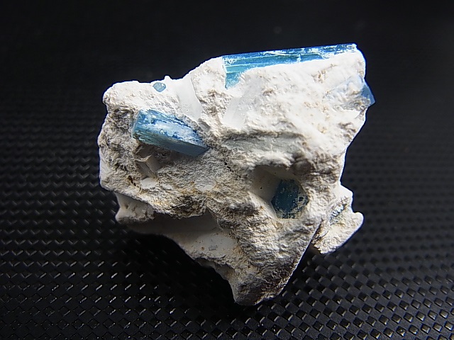 画像: ベトナム・タインホア産宝石品質アクアマリン付きカオリナイト 11.0g