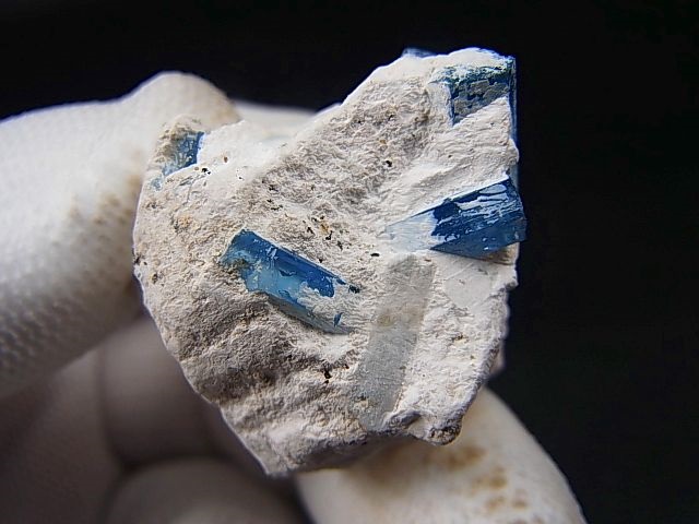 画像: ベトナム・タインホア産宝石品質アクアマリン付きカオリナイト 11.0g