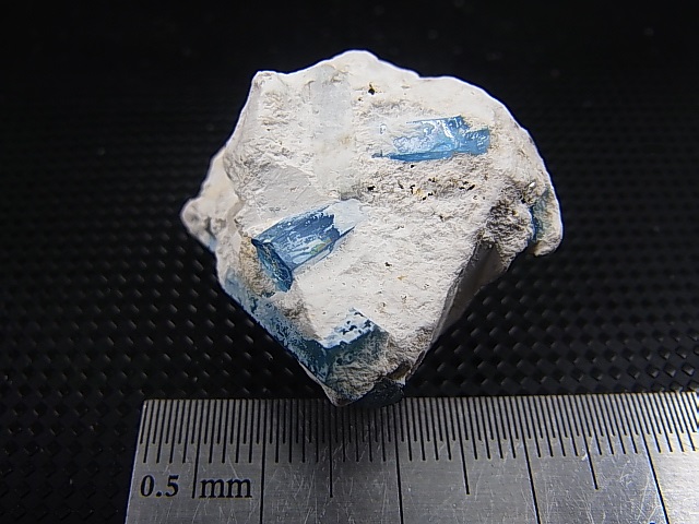 画像: ベトナム・タインホア産宝石品質アクアマリン付きカオリナイト 11.0g