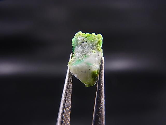 画像: ナミビア・ツメブ鉱山産アルセノツメバイト結晶原石 0.9カラット